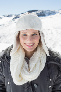 在暖和的衣服，在雪上的女子盖景观