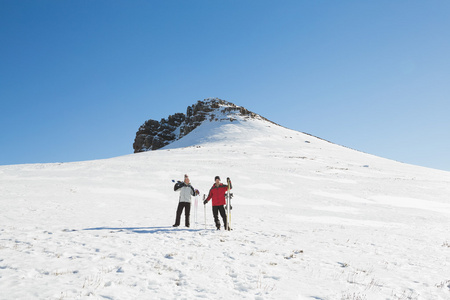 一对夫妇与滑雪雪板的全长