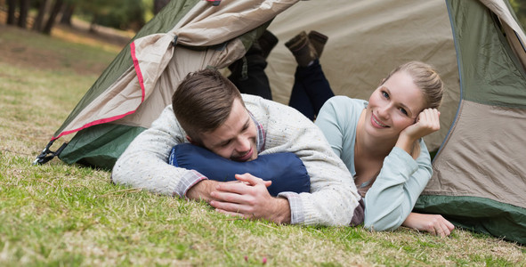年轻夫妇到野外露营