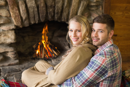 romantique jeune couple devant la chemine allume