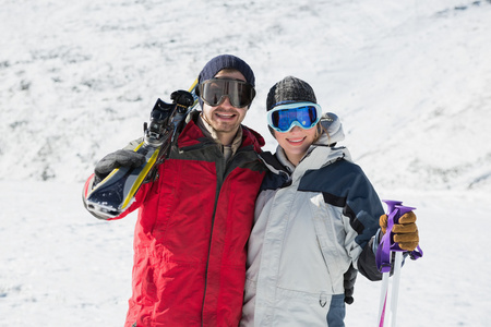 在雪上滑雪议会对幸福的夫妻的肖像