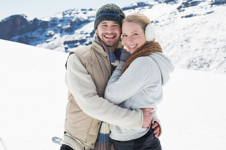 恩爱的夫妻，在暖和的衣服，对雪景观
