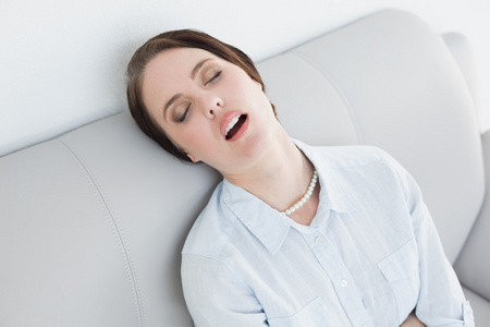 房间坐着面带微笑沙发图片