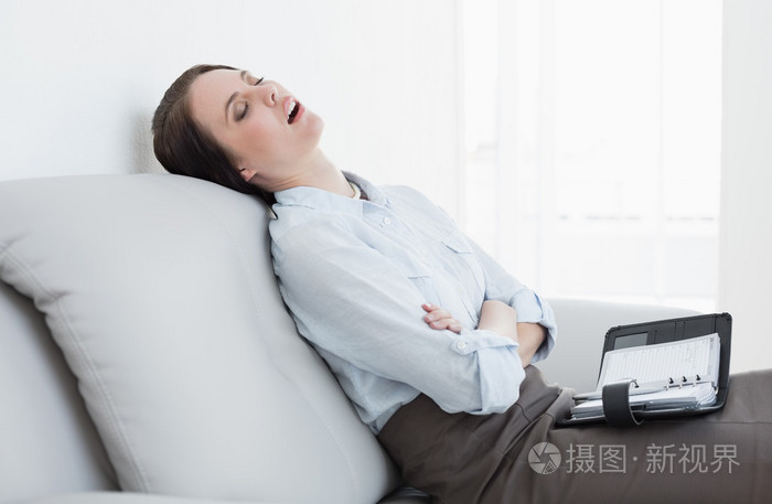 穿得好的女人,坐着睡在沙发上
