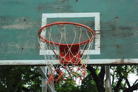 篮球筐反对温暖的夏天