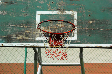 篮球筐反对温暖的夏天