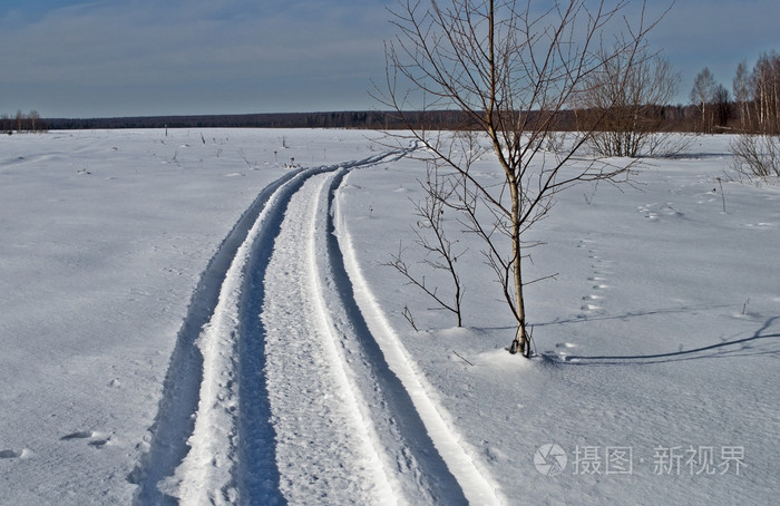 雪地 trail 在冬天的旷野