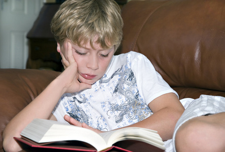 年轻的男孩阅读