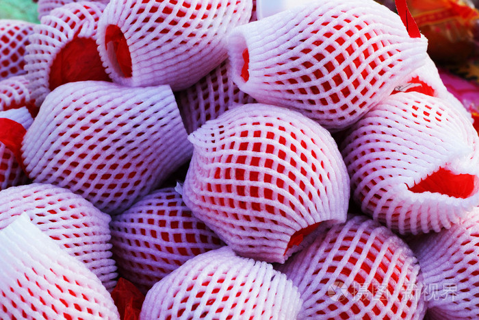 水果苹果裹在市场上的泡沫