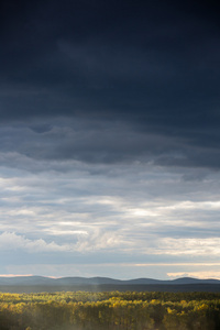 林下暴风雨天空