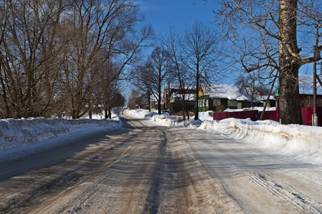 在一个村庄里的雪路