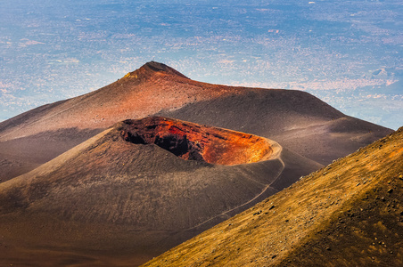 埃特纳火山与卡塔尼亚在背景下，sici 的多彩火山口