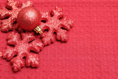 红色的桌布和圣诞装饰品