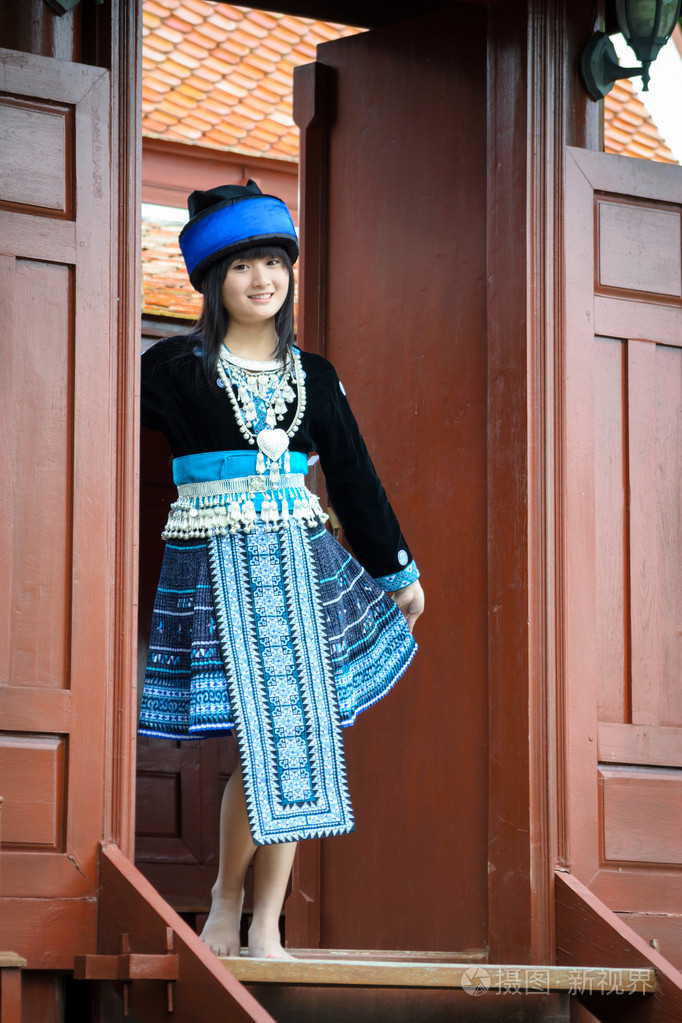 可爱的亚洲年轻女孩在泰国北部美丽的山部落苗族服装