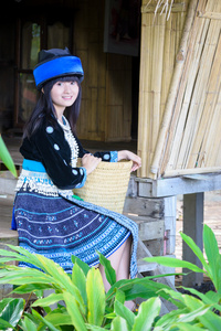 可爱的亚洲年轻女孩，在泰国北部美丽的山部落 苗族 服装