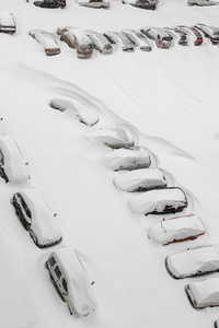 埋在雪里的汽车