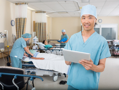enfermeira com p tablet digital no ps cirurgia
