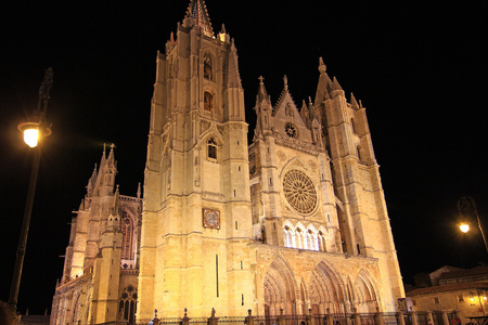 到了晚上，莱昂西班牙的莱昂大教堂