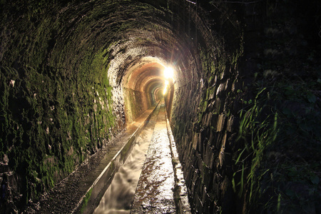 蘸水通道的旧隧道雕刻在岩壁上照片