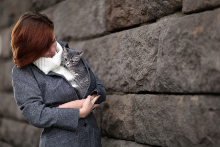 女孩和一只小猫