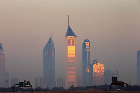 迪拜的天际线从商业湾