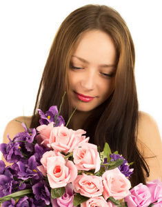 年轻女子与鲜花