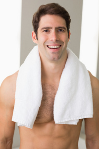 光着膀子的男人用毛巾擦着脖子在家里