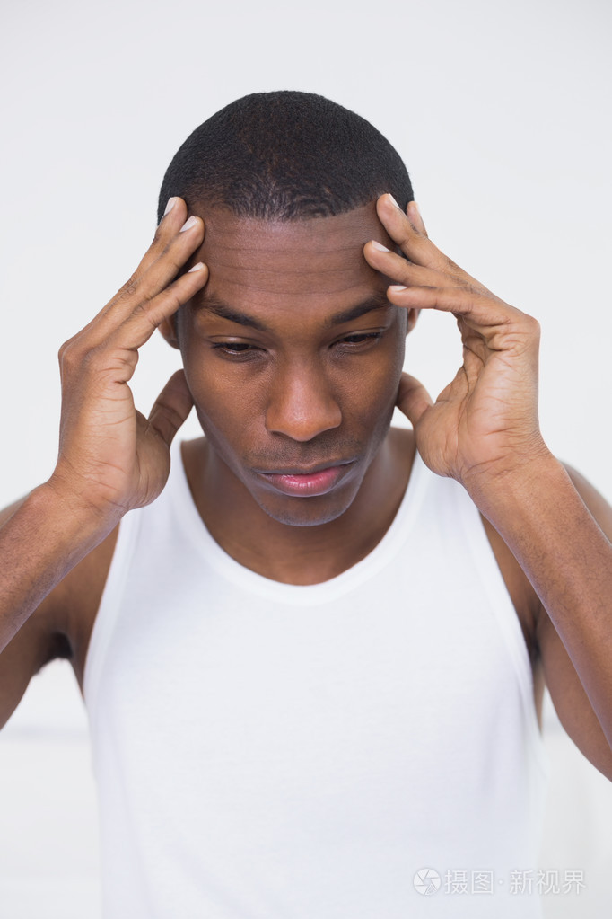 一个年轻的黑人男子患有头痛的特写