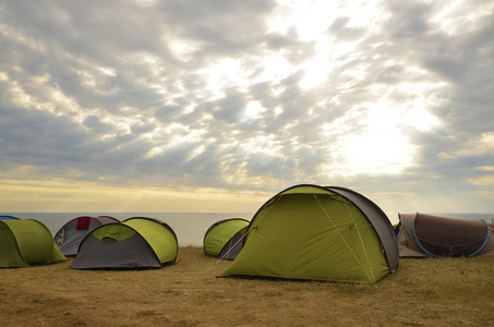在日出，黑海，保加利亚的帐篷