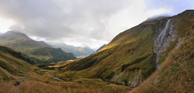 阿尔卑斯山脉和河流的全景