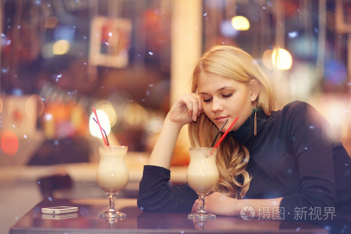 悲伤孤独的女孩喝咖啡