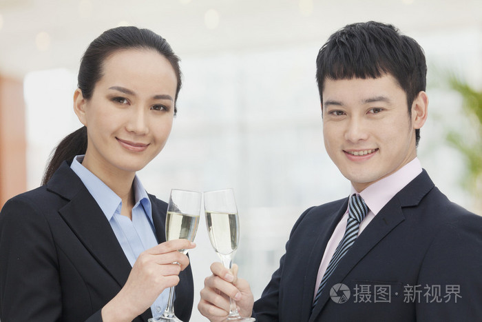 商务男人和女人敬酒