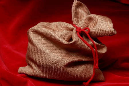 在红色的天鹅绒的金囊照片