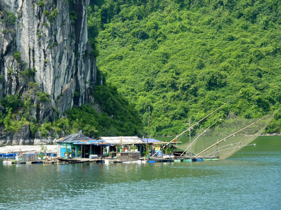 渔民漂浮在著名龙湾村