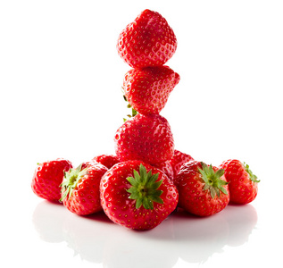 白色反射背景上的草莓