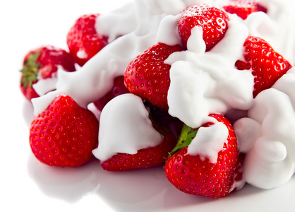草莓奶油白色反射背景上