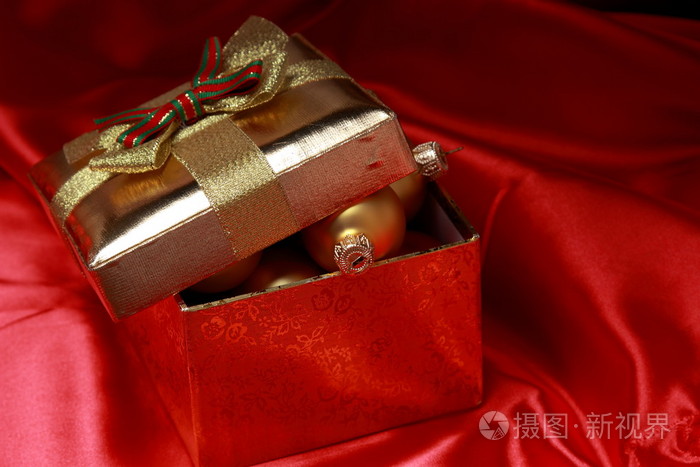 礼品盒用金色圣诞球