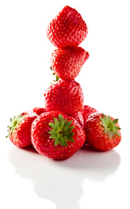 白色反射背景上的草莓