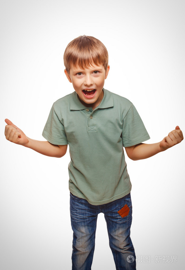 青少年快乐兴奋的十几岁男孩显示了他的手这么拳黑色