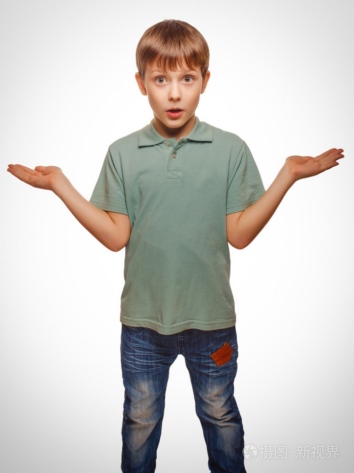 少年白肤金发的男孩举起双手向上惊讶的情感