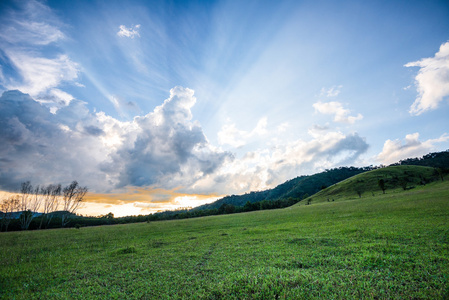 美丽的风景，山上用漂亮的天空与太阳光线