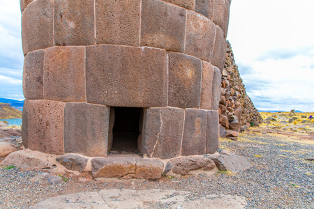 在 sillustani，秘鲁的丧葬塔