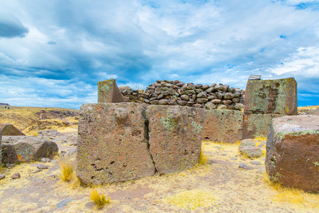 在 sillustani，秘鲁的丧葬塔