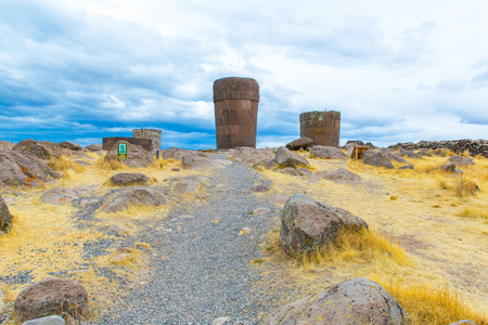 在 sillustani，秘鲁的丧葬塔