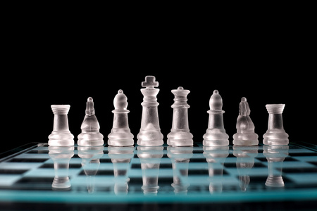 玻璃国际象棋棋盘与棋子
