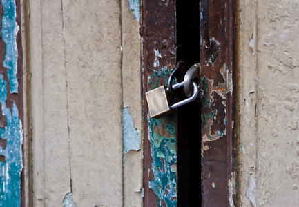 老木墙上的旧钥匙锁