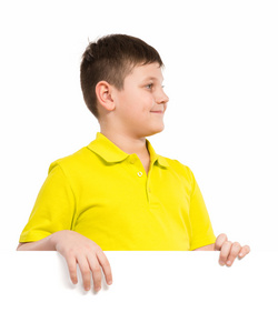 男孩抱着一个白色的标语牌