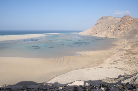 荒芜的沙滩。也门索科特拉岛