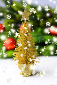 装饰圣诞树，冷杉的树枝上白色孤立