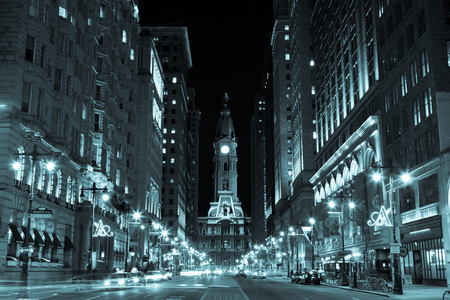 到晚上，美国宾夕法尼亚的费城市政厅